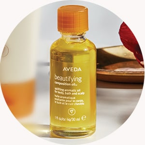Step 3: Add a few drops of beautifying composition oil to water and soak to soften cuticles.